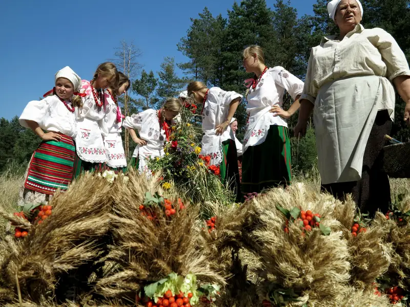 Święto Plonów połączone z ludowymi obrzędami w Białostockim Muzeum Wsi w Osowiczach kolo Białegostoku Fot. LEON STANKIEWICZ/REPORTER