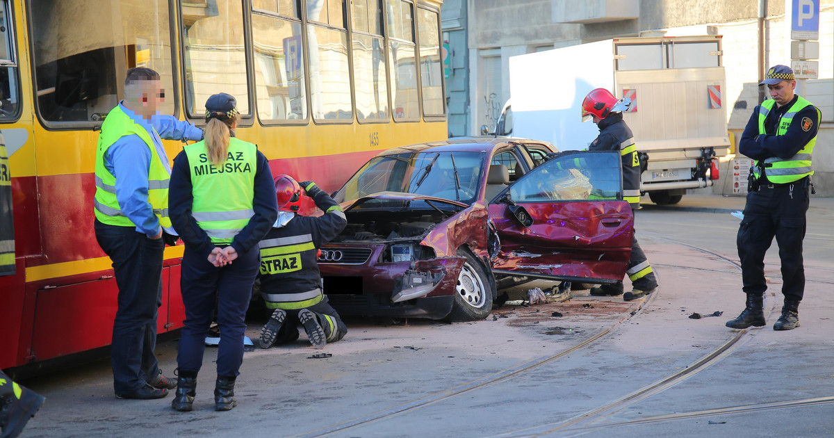 Wypadek na Gdańskiej. Rozbite samochody zablokowały tramwaje