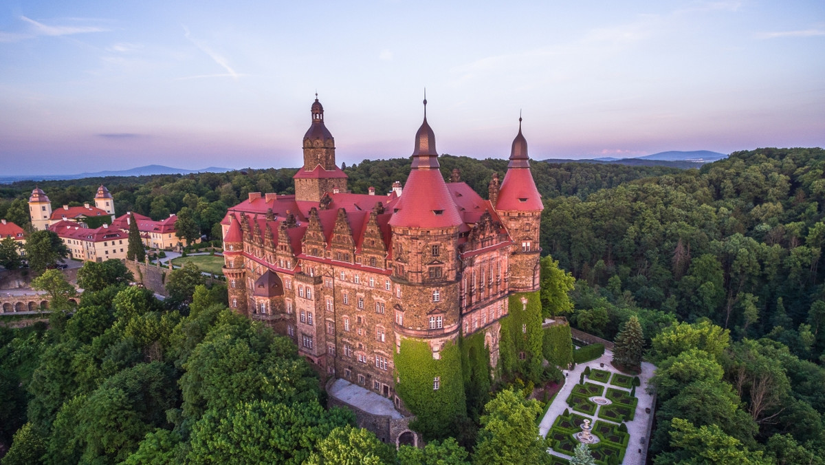 Dolny Śląsk pełen jest tajemniczych zamków, pałaców i podziemi. Pod koniec II wojny światowej Niemcy ukrywali w nich, a także w podziemiach, prywatne kolekcje, zbiory muzealne, biblioteczne, wyposażenia kościołów, a także zabytki zagrabione w Polsce. O największych sekretach regionu będzie można posłuchać podczas V edycji Festiwalu Tajemnic, która w tym roku odbędzie się w dniach 12-13 sierpnia na Zamku Książ w Wałbrzychu.