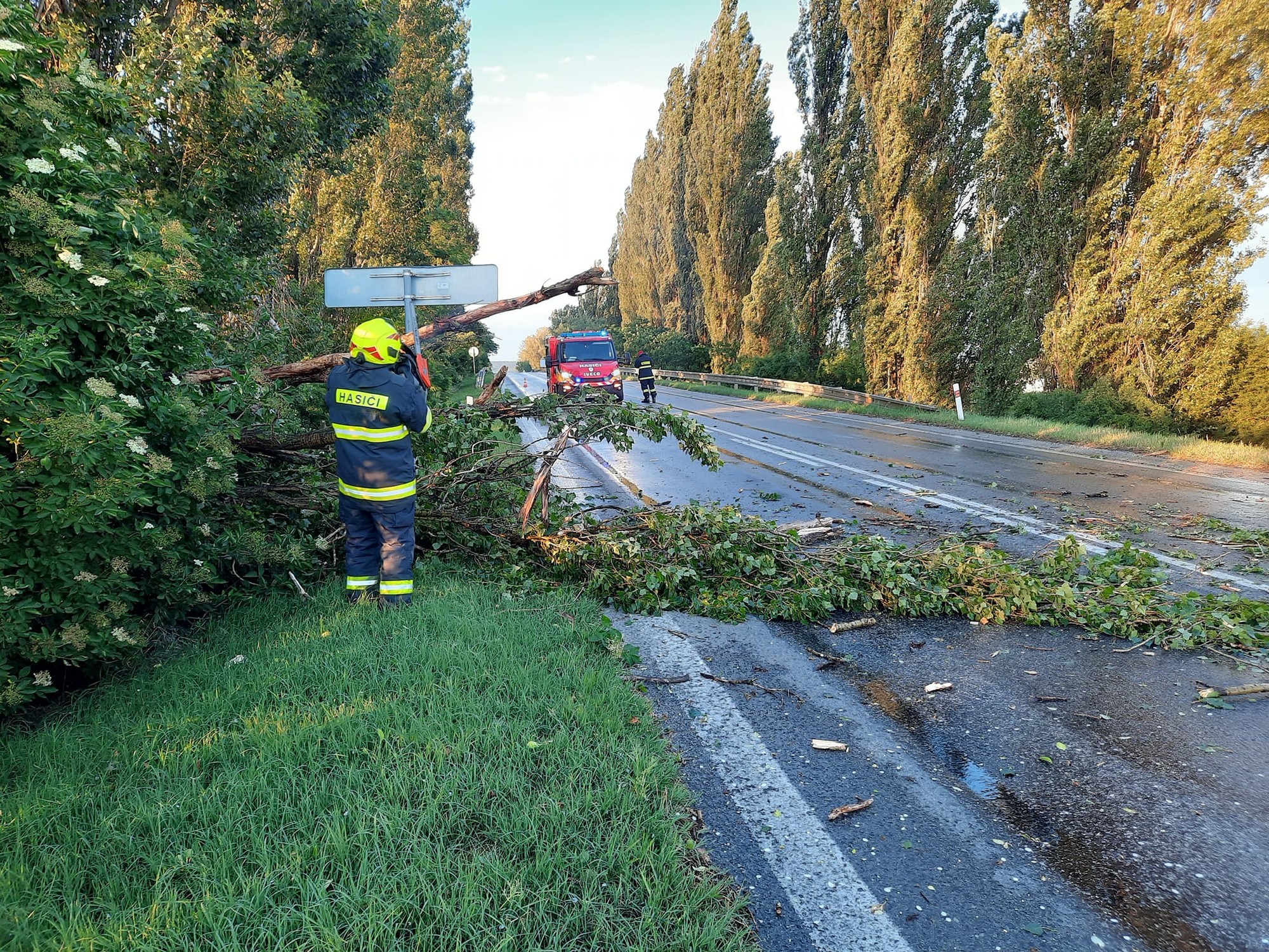 Členovia DHZ Madunice odstraňujú škody po búrke. 