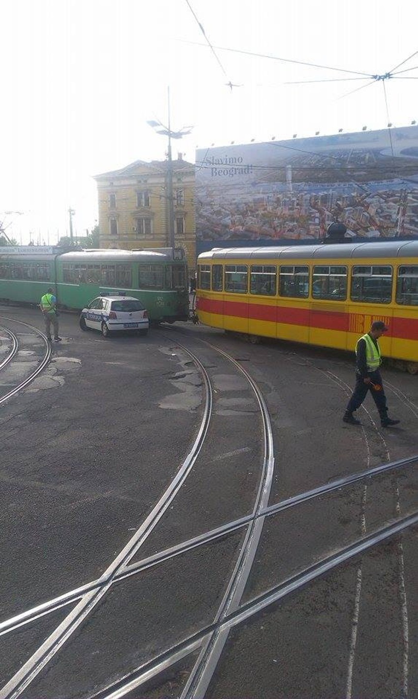 Prikolica tramvaja je izletela kod Železničke stanice (FOTO: Filip Vukša)