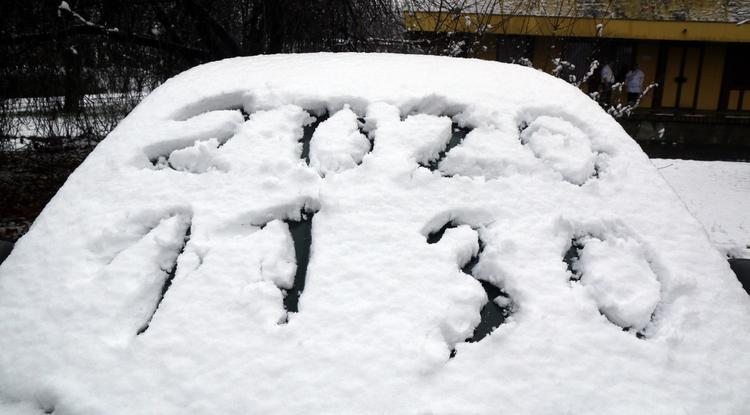 Frissen esett hó egy autó szélvédőjén Miskolcon 2020. november 30-án.