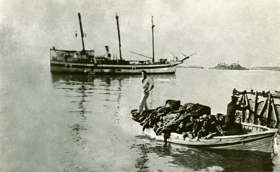 Odvoženje čamca punog leševa srpskih vojnika za sahranu u vodama Jonskog mora, Vido, 1916.