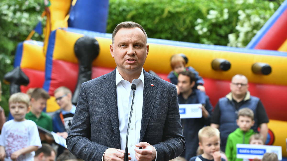 Prezydent Andrzej Duda podpisał dzisiaj Kartę Rodziny, co według jego sztabu jest “mocną kontrą do Karty LGBT Rafała Trzaskowskiego”. Kampania prezydencka rządzi się swoimi prawami, jednak nie dajmy sobie przy okazji wmówić, że wybieramy między “rodziną” albo “ideologią LGBT”, ani że rodzina i osoby LGBTQ+ to jakieś wzajemnie wykluczające się pojęcia.