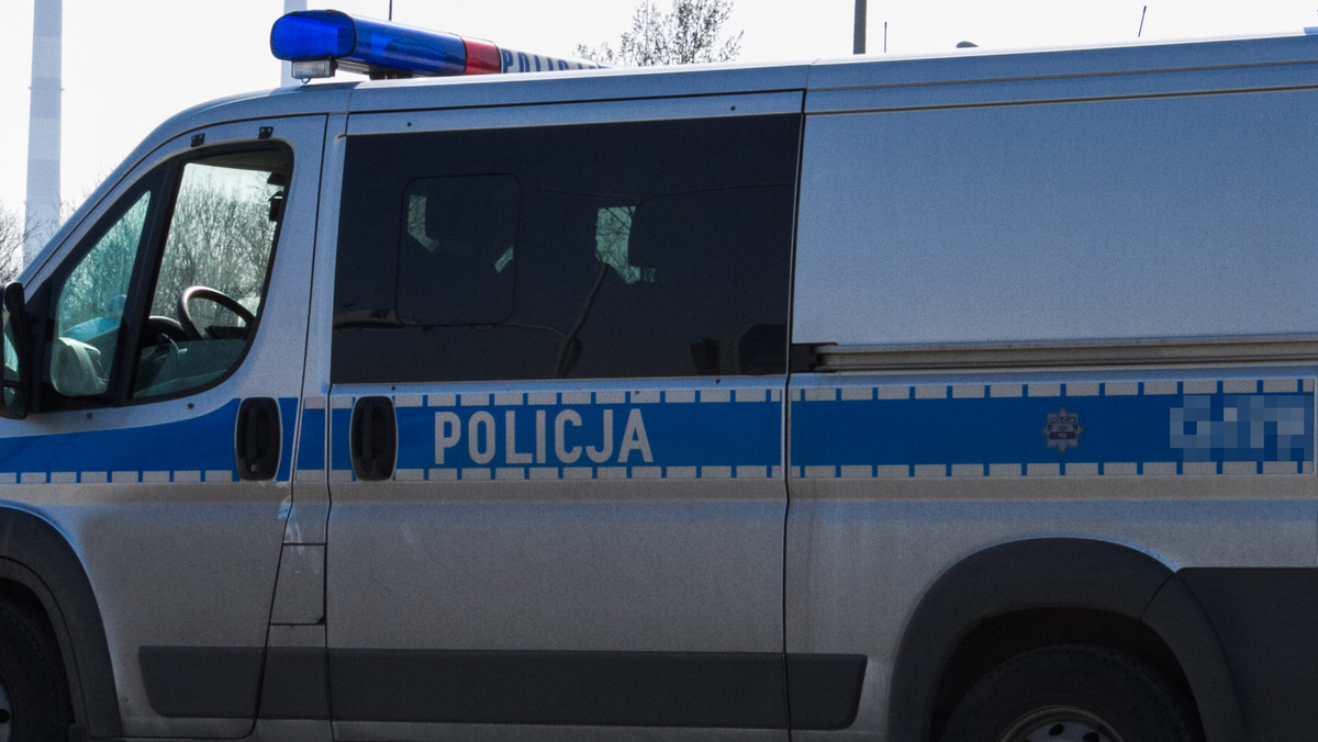 W wypadku, do którego doszło na ulicy Strykowskiej w Łodzi zginął 26-letni kierowca samochodu tico, a podróżująca z nim kobieta i 8-letnie dziecko trafili do szpitala - podaje rmf24.pl.
