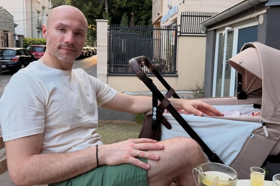 ACA SOFRONIJEVIĆ SA DVOMESEČNOM ĆERKOM U KAFIĆU Opalili self