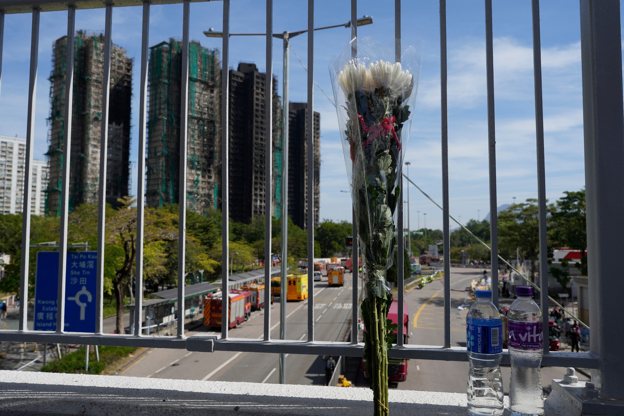 V Hongkongu zachvátil požiar výškový obytný komplex.  