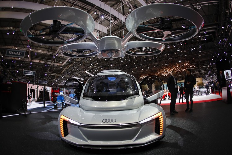 'Testy w rodzinnym mieście Audi mają na celu przeciwdziałanie zatkanym drogom miejskim i odblokowanie nowego potencjału wzrostu dla niemieckiego sektora wysokich technologii' - oświadczyło biuro prasowe rządu.