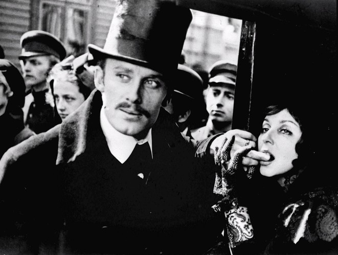 Daniel Olbrychski i Kalina Jędrusik w filmie 'Ziemia obiecana'