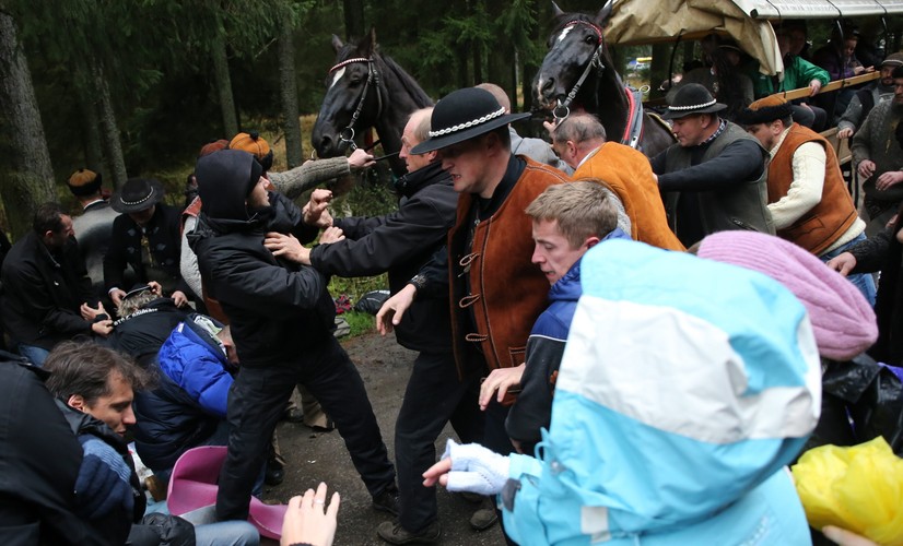 Przepychanki na zablokowanej przez ekologów drodze do Morskiego Oka