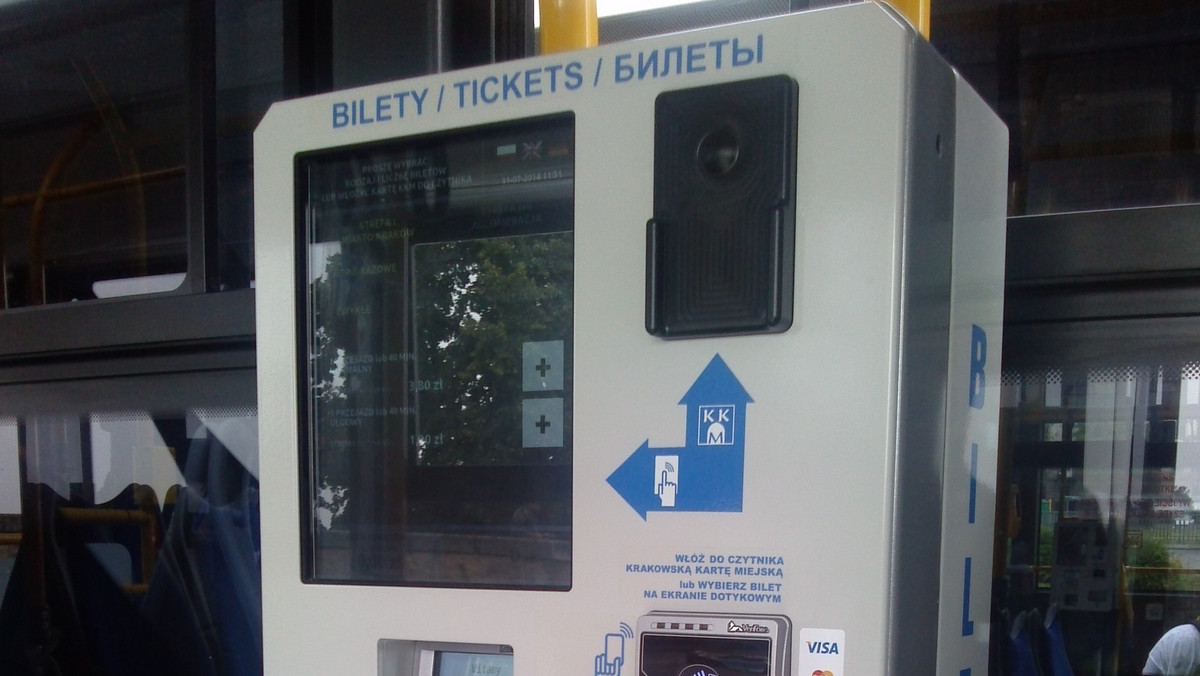 Od 1 sierpnia po Krakowie jeżdżą nowe autobusy Mobilisa. W 70 pojazdach kursujących na 13 liniach znajdują się automaty biletowe, w których transakcji możemy dokonać tylko za pomocą karty płatniczej. ZIKiT przekonuje, że to bardzo dobre rozwiązanie.