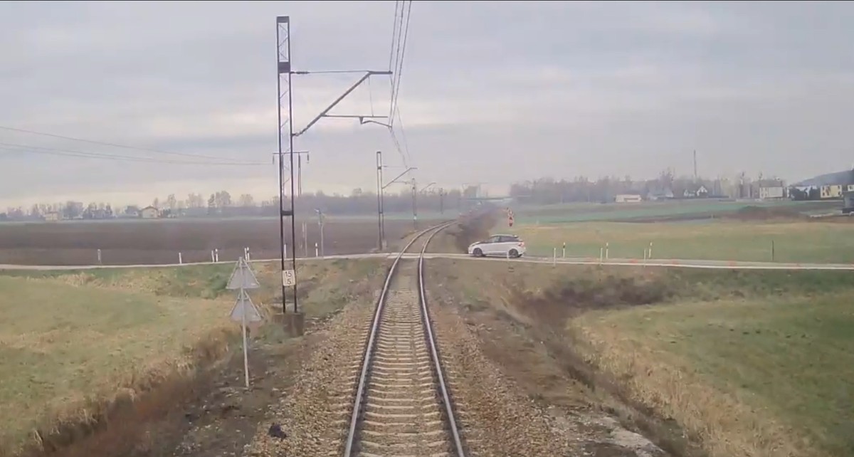 Niebezpieczna sytuacja na torach. Policja wstawia film ku przestrodze