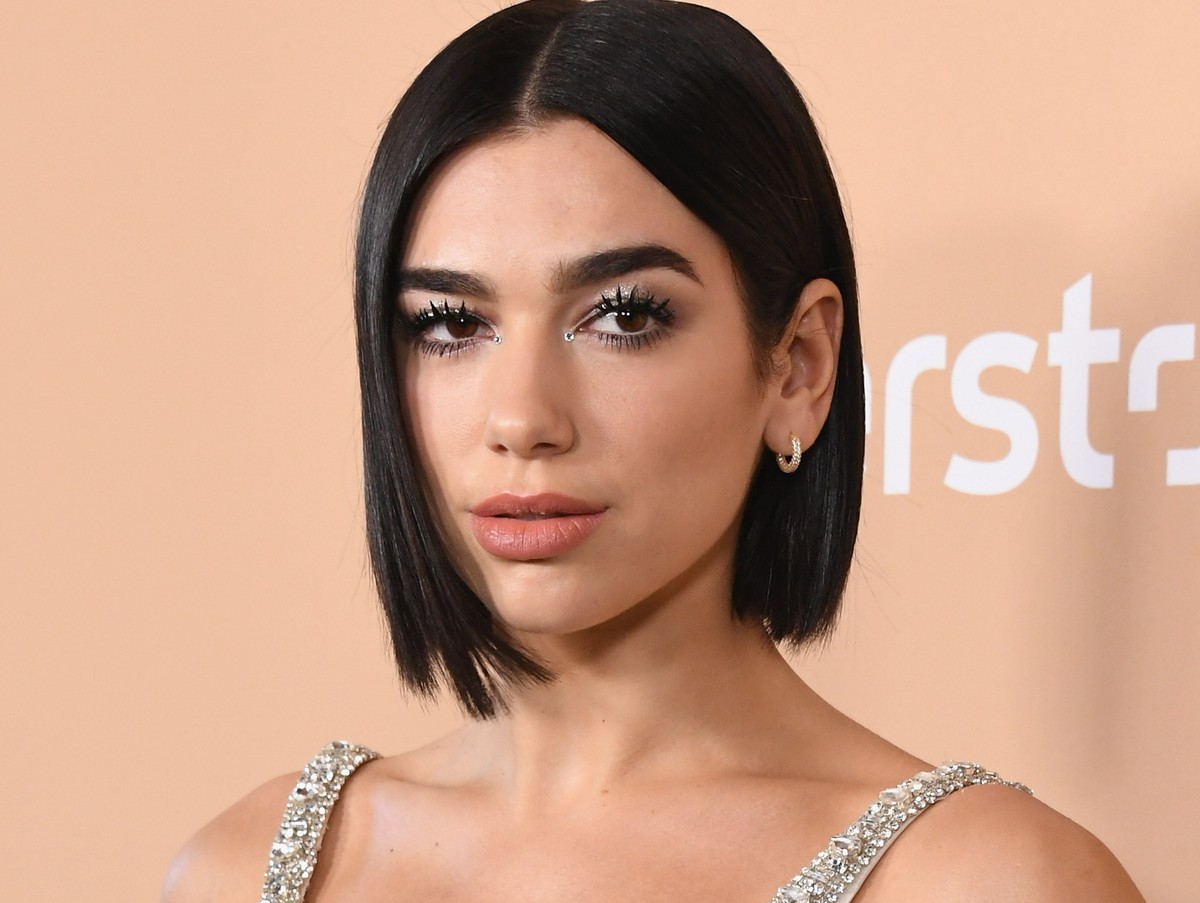 Dua Lipa őrületesen vagány hosszú, platinaszőke hajjal