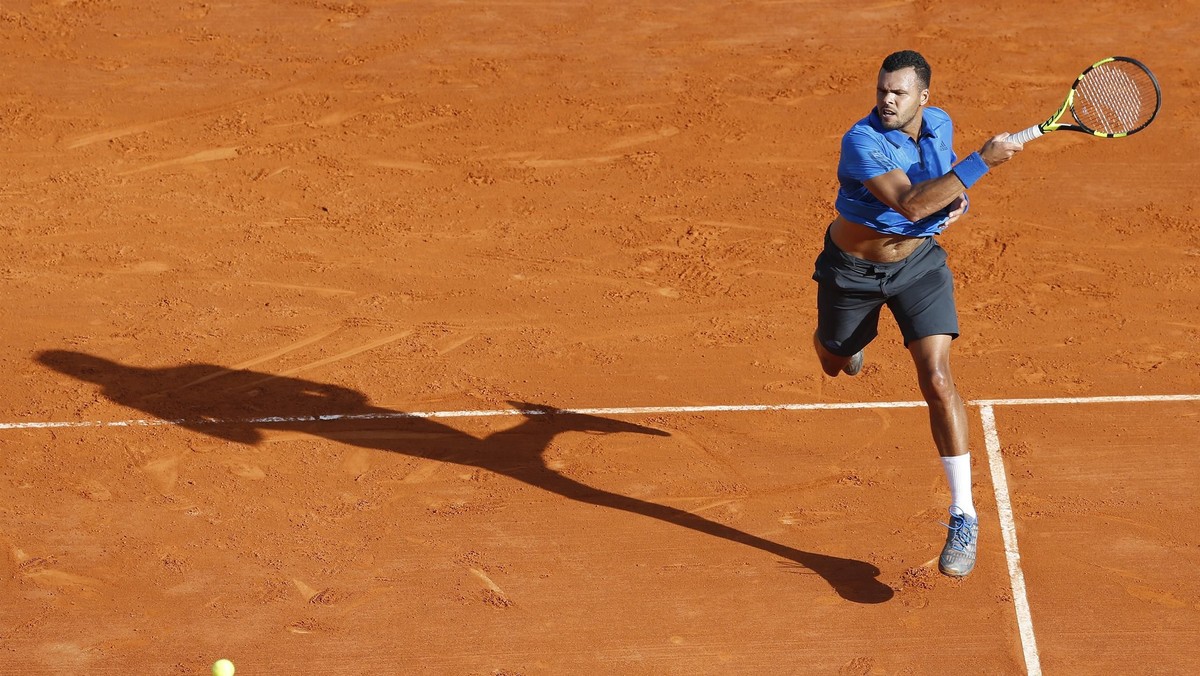 Francuz doznał urazu mięśniowego podczas porannego poniedziałkowego treningu. Jo-Wilfried Tsonga przerwał zajęcia i poinformował, że musi wycofać się z turnieju w Rzymie. Zastąpi go szczęśliwy przegrany z eliminacji (tzw. lucky loser).