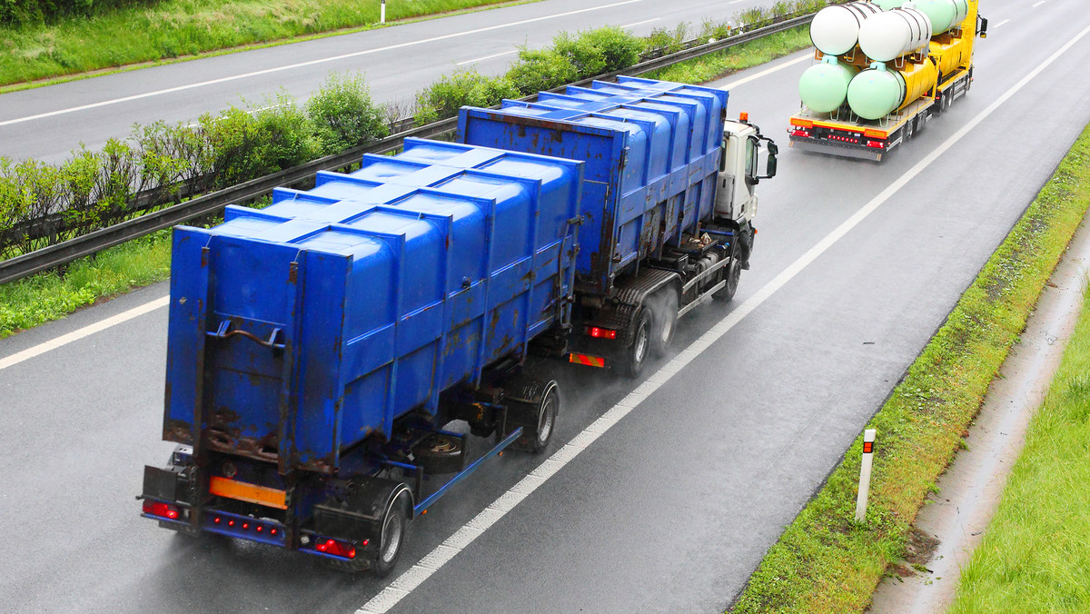 Na opolskim odcinku autostrady A4 zatrzymano ciężarówkę z nielegalnymi odpadami. Izba Administracji Skarbowej w Opolu ustaliła, że śmieci przyjechały do Polski z Wielkiej Brytanii.