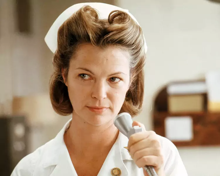 Amerykańska aktorka Louise Fletcher jako pielęgniarka  „Lot nad kukułczym gniazdem” w reżyserii Milosa Formana, 1975. (fot. Silver Screen Collection / Getty Images)