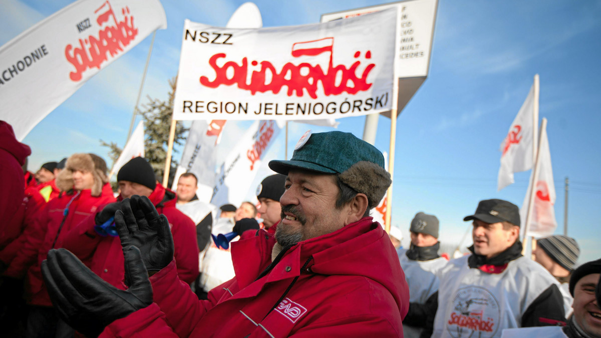 "Roszczeniowe związki zawodowe sterroryzowały Warszawę" - w dużych mediach dominują podobnie "pogłębione" i "obiektywne" informacje o pracowniczych protestach. Jednak historia ostatnich dwudziestu lat wyraźnie pokazuje, że ludzie rzadko strajkują bez poważnego powodu. Pokazuje ona też, że zdeterminowani pracownicy potrafią zwyciężać w ważnych walkach. Oto kilka ważnych przykładów z dziejów III RP.