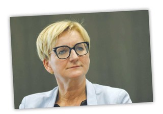 Agnieszka Glapiak W chwili powołania do KRRiT była dyrektorką Centrum Operacyjnego Ministra Obrony Narodowej i członkinią rady nadzorczej Polskiej Agencji Prasowej. Wcześniej m.in. kierowała Centrum Informacyjnym Rzą du i pracowała też w TVP, m.in. jako szefowa redakcji audycji edukacyjnych, młodzież owych i dziecię cych w TVP 1. Utworzyła i prowadzi think tank Akademickie Centrum Komunikacji Strategicznej, któ re działa w ramach Akademii Sztuki Wojennej w Warszawie