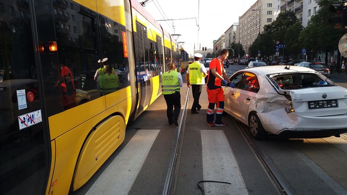 Do zderzenia tramwaju z autem osobowym doszło dziś po południu na ul. Marszałkowskiej w Warszawie. Przez pewien czas utrudniony był ruch na tej arterii. Tramwaje nie kursowały w obu kierunkach. Rozbite auto już ściągnięto i ruch został wznowiony.