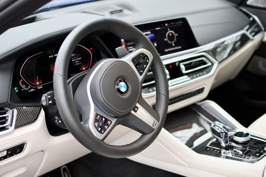 BMW X6 M50i z perspektywy fotela kierowcy i pasażera nie ustępuje flagowej limuzynie serii 7