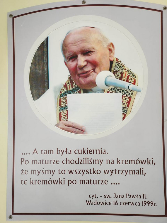 Podobizna i cytat Jana Pawła II, mieszczący się przed cukiernią "To tu" w Wadowicach