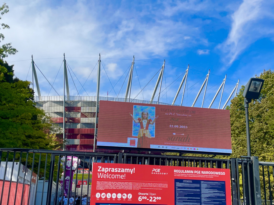 Fani czekają na koncert sanah pod PGE Narodowym