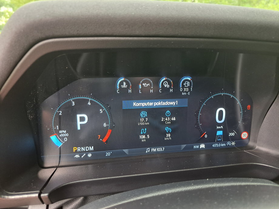 Ford Ranger Raptor - zgodnie z obecnymi trendami, wskaźniki są cyfrowe, pokazywane na dużym ekranie.