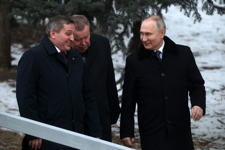 Prezydent Rosji Władimir Putin, gubernator obwodu wołgogradzkiego Andriej Bocharow i przedstawiciel prezydenta na Południowy Okręg Federalny Władimir Ustinow w Wołgogradzie, 2 lutego 2023 r.