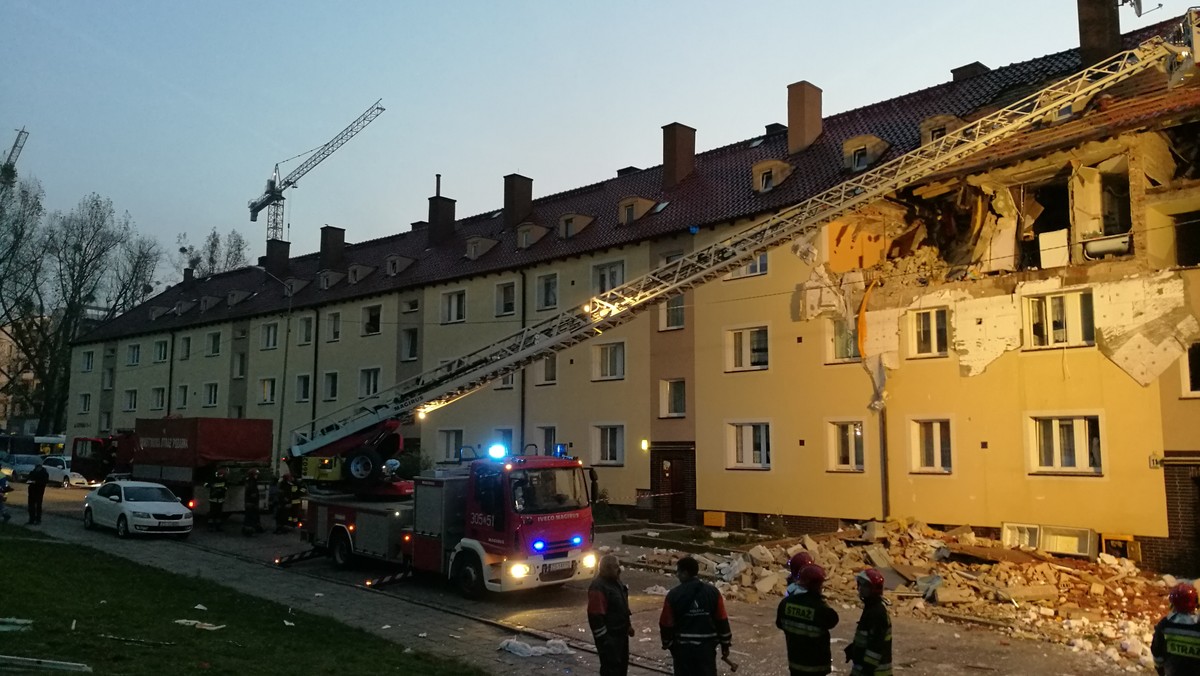 Do wybuchu gazu doszło ok. godziny piątej rano w budynku mieszkalnym przy ul. Gdyńskiej w Szczecinie. Jedna osoba trafiła do szpitala. Na miejscu wciąż pracuje straż pożarna.