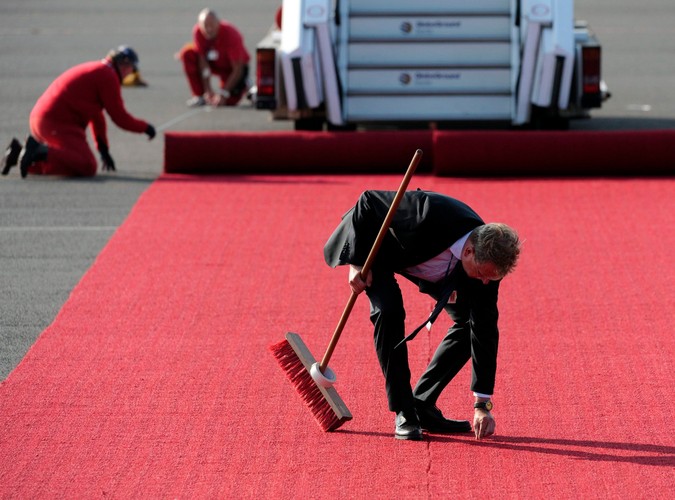 Przygotowania do przyjęcia papieskiego samolotu