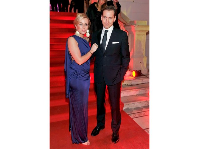 Karolina Ferenstein zachwyciła posągową błękitną suknią, która idealnie wpisała się w charakter imprezy. Obok niej elegancki Piotr Kraśko.