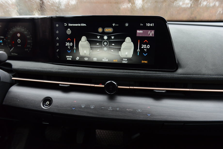 Nissan Ariya pozwala precyzyjnie ustawić klimatyzację, za pomocą menu na ekranie. Ale oprócz tego mamy do dyspozycji zestaw przycisków.