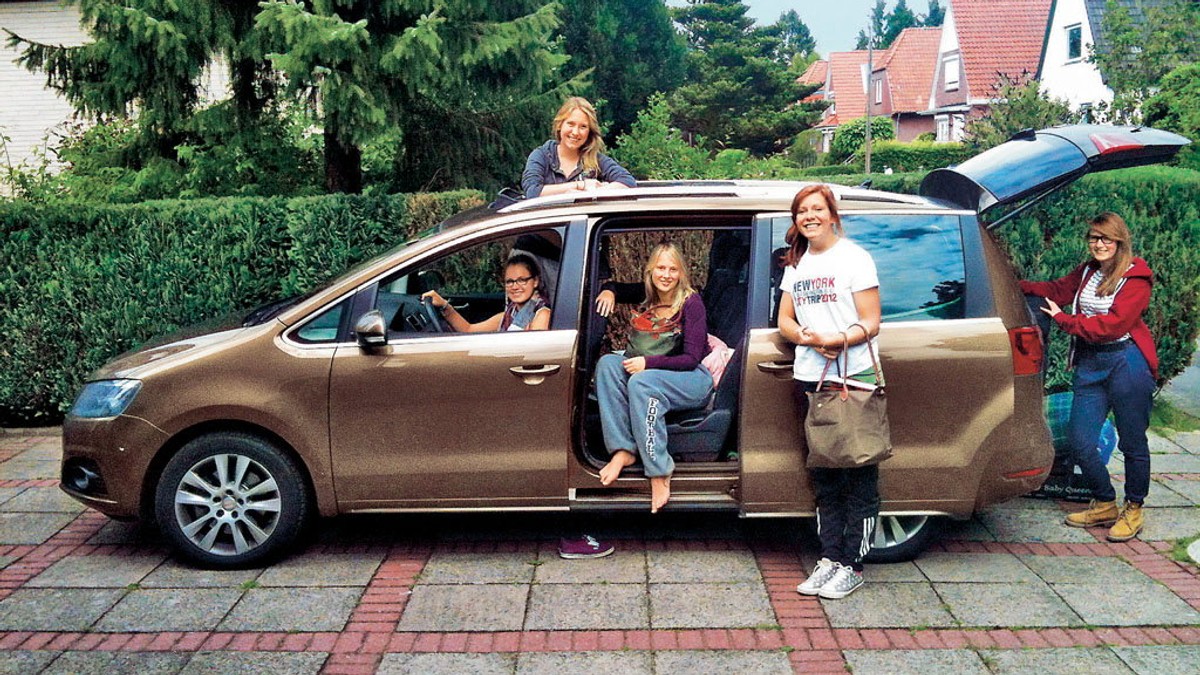 Что такое семейный автомобиль. Семейная машина. Машина для многодетной семьи. Что такое семейный автомобиль. Автомобиль для большой семьи.