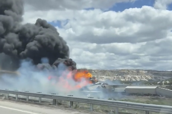 VAGONI GORELI SATIMA Drama u Arizoni: Teretni voz iskočio iz šina pa se zapalio, zatvoren autoput (VIDEO)