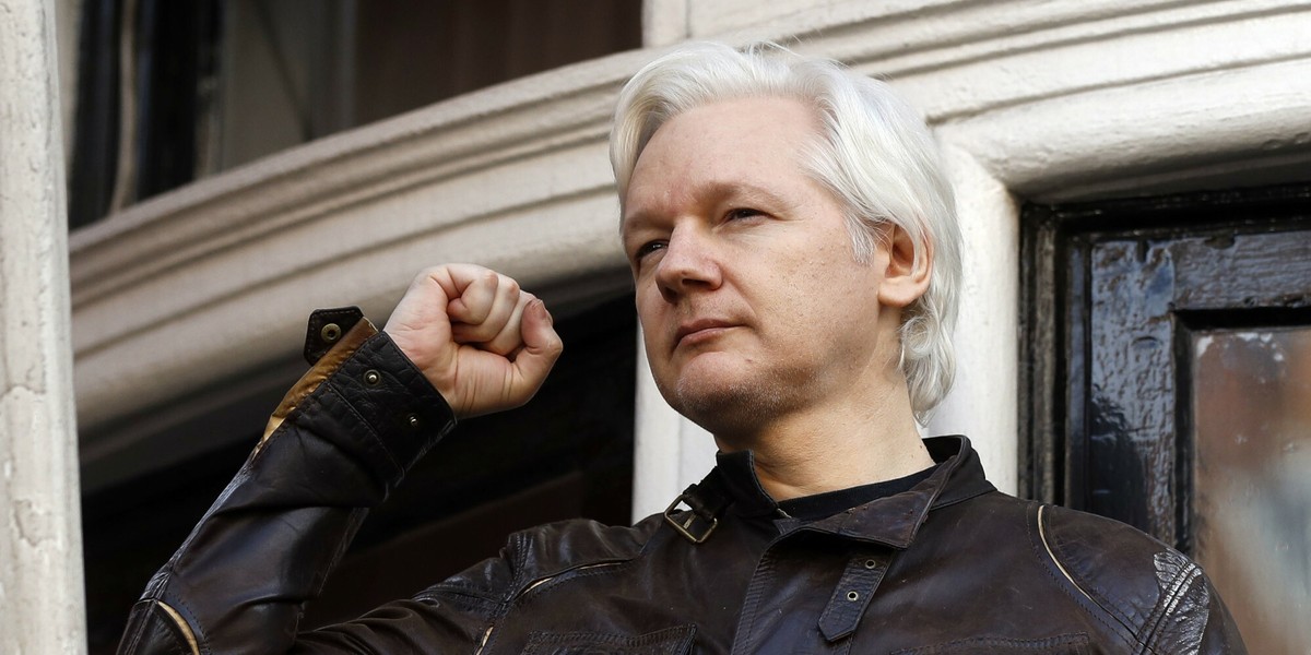 Juliane Assange znany jest na całym świecie w związku z działalnością założonej przez niego w 2006 roku organizacji pozarządowej WikiLeaks, ujawniającej w internecie tajne, często kompromitujące ludzi z najwyższych szczebli władzy, dokumenty.