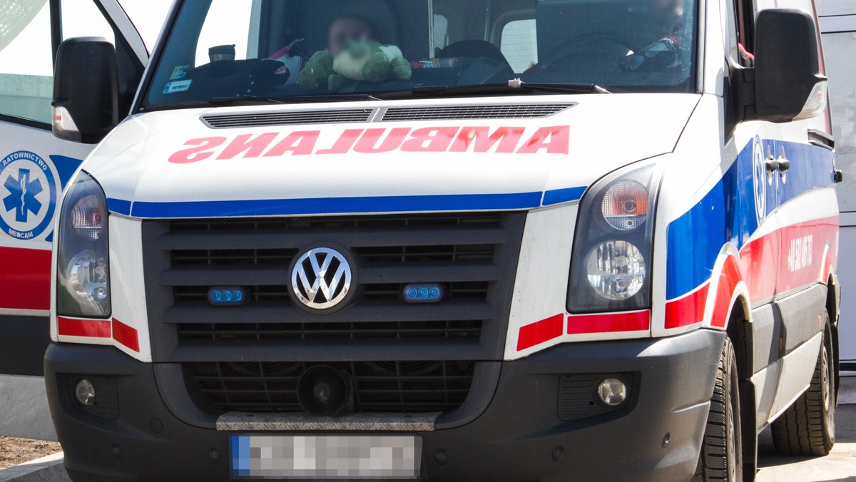 Ranny pacjent zdemolował część wyposażenia ambulansu w Częstochowie. Pogotowie wiozło rannego do szpitala. Trwa teraz szacowanie strat. O sprawie informuje RMF FM.