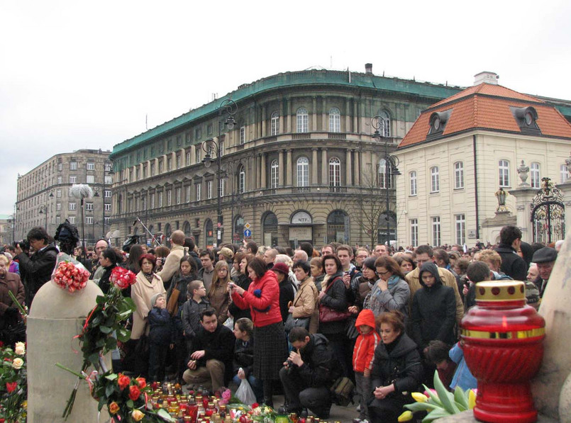 Galeria zdjęć: Tłumy ludzi przed Pałacem Prezydenckim