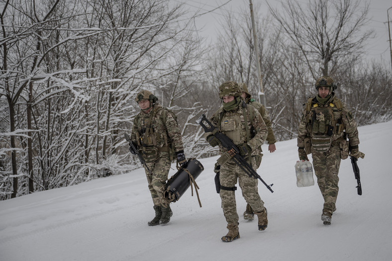 Ukraińscy żołnierze w Kupiańsku w pobliżu linii frontu w Charkowie, Ukraina, 13 grudnia 2023 r.