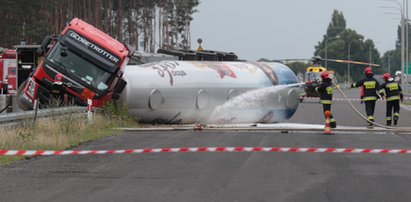 Karambol na S3. Wywróciła się cysterna z paliwem