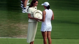 Iga Świątek mistrzynią Wimbledonu. Trofeum odebrała z rąk Księżnej Walii [FOTO]