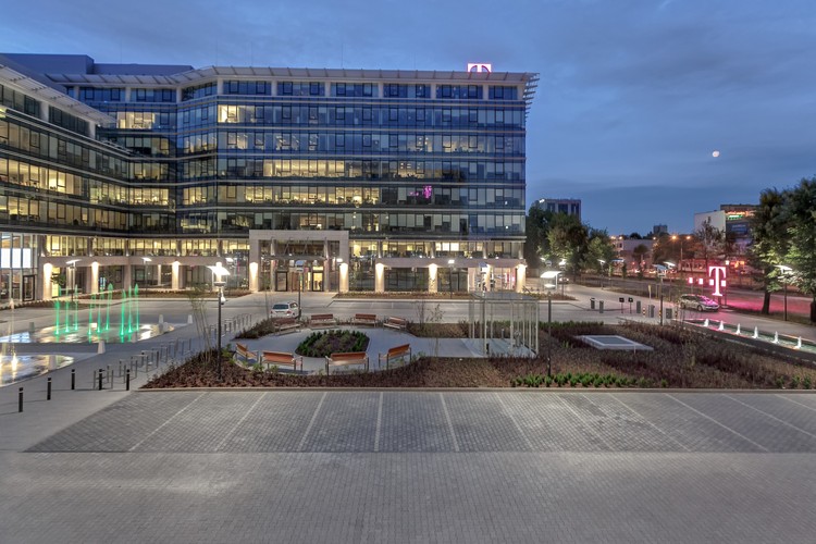 Fasada jest w pełni przeszklona a budynek ma otwierane okna. Układ architektoniczny budynku zapewnia najbardziej optymalne oświetlenie miejsc pracy a efektywne systemy wentylacji i oświetlenia umożliwiają lokalne sterowanie. Materiały wykończeniowe mają niską zawartość lotnych związków organicznych.