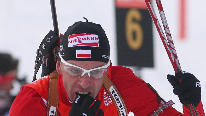 Tomasz Sikora nadal nie może znaleźć dobrej formy biegowej na początku zmagań w biathlonowym Pucharze Świata. W Hochfilzen w sprincie na 10 kilometrów Polak zajął 33. lokatę, wygrał Szwed Carl Johan Bergman.