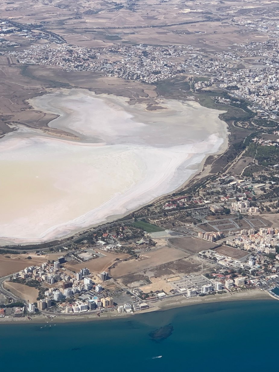 Słone jezioro na Cyprze — widok z samolotu
