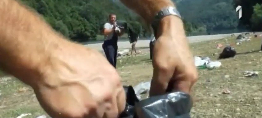 Komunalci odnose džakove đubreta