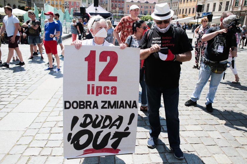 Zamieszanie przed wiecem wyborczym Andrzeja Dudy we Wrocławiu