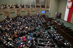 Chrobak chce zdjęcia klauzuli "zastrzeżone" z uzasadnienia wniosku o jej odwołanie z komisji ds. pedofilii