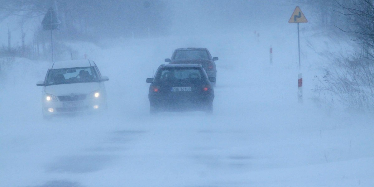 Uwaga kierowcy! Śnieg, wiatr i gołoledź. Nadciąga zima