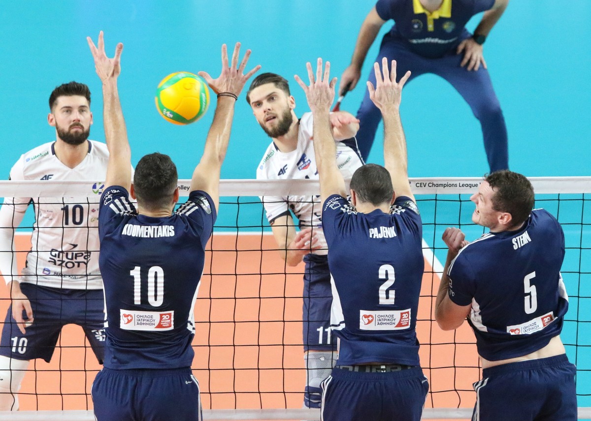 Zawodnik Grupy Azoty ZAKSA Kędzierzyn-Koźle Aleksander Śliwka (3P) oraz Rafil Komitoudis (2L), Alen Pajenk (2P) i Toncek Stern (P) z Olympiacosu Pireus podczas meczu 1. kolejki grupy A Ligi Mistrzów siatkarzy