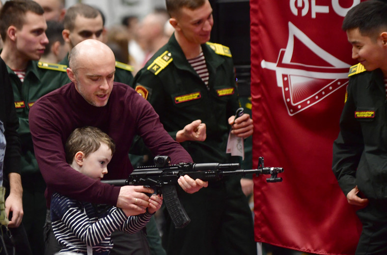Militarny festiwal w Petersburgu, na którym najmłodsi mogli nauczyć się posługiwania bronią, luty 2024 r.