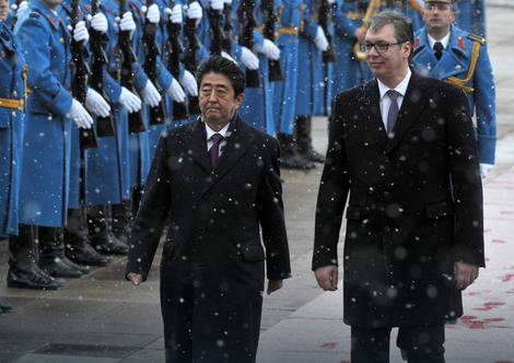 Vučić dočekuje japanskog premijera ispred Palate Srbija